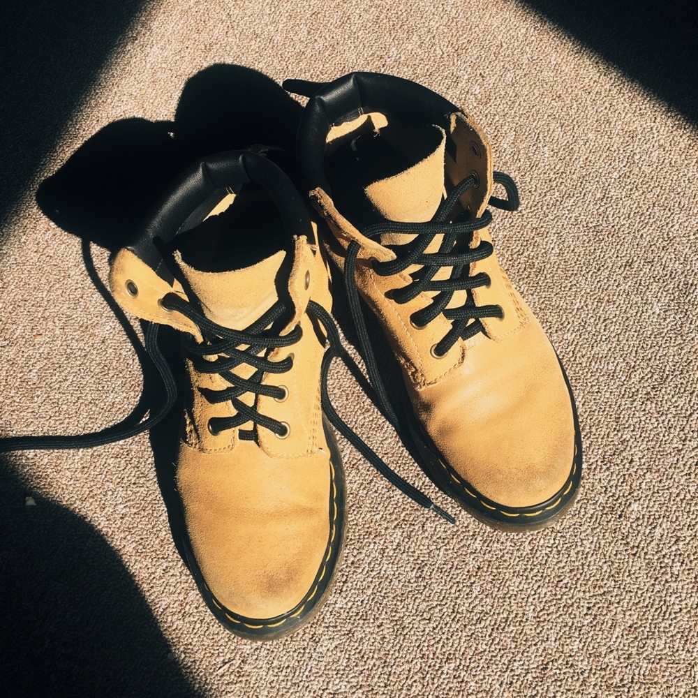 Dr Marten’s tan suede look like timberlands